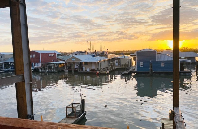 A+ Lodging in the ❤️ of Venice Marina w/WIFI + Private Dock, Resort Lodging at Venice Marina