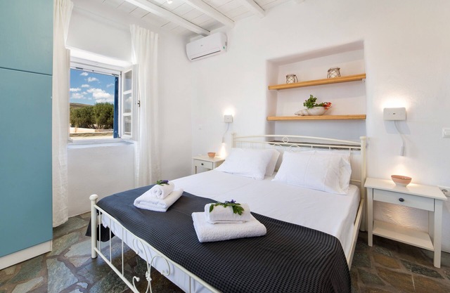 A modern house nearby the beach of Ambelas