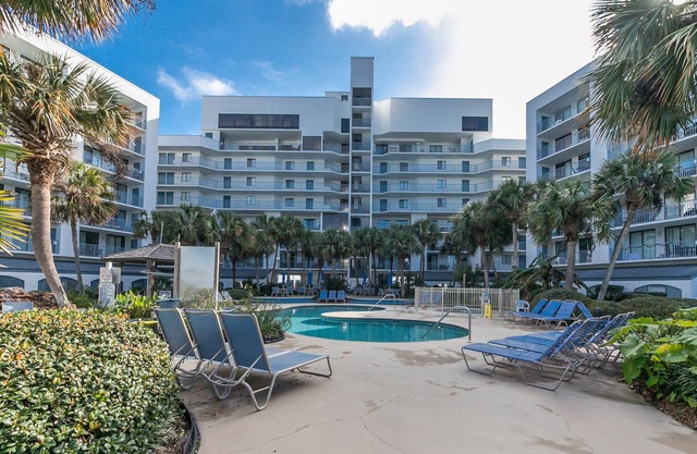 A must Sea! Updated 7th floor unit. Spectacular views, large balcony.