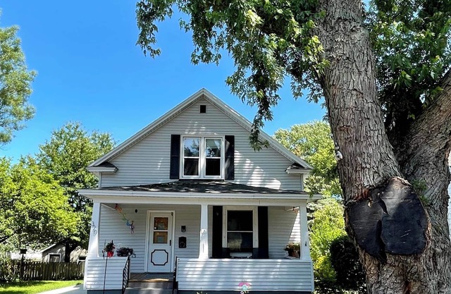 A Place for Paws - 3 Bedroom/2 Bath, Pet Friendly home in Downtown Ludington!