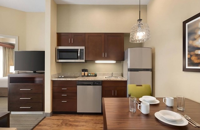 A Place to Unwind, Unplug, and Recharge! Full Kitchen, Free Breakfast, Pool!