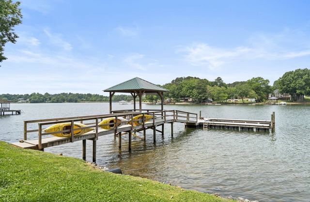 A quaint and cozy lakefront getaway. Pet friendly and boat slip provided.