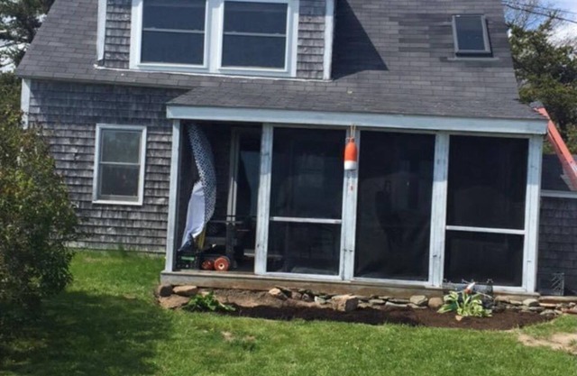 A Quaint Rustic Bungalow Overlooking The Fishing Village of Corea Harbor