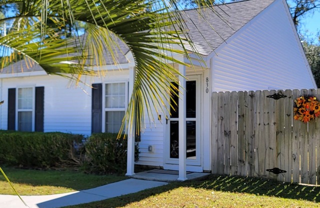 A Real Southern Charm- Dog Friendly- less than 3 miles to Carolina Beach