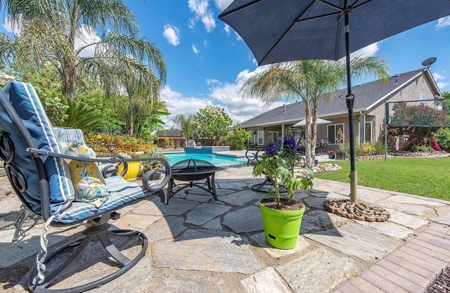 A Relaxing Retreat with Pool and Heated Jacuzzi near Sequoia Parks