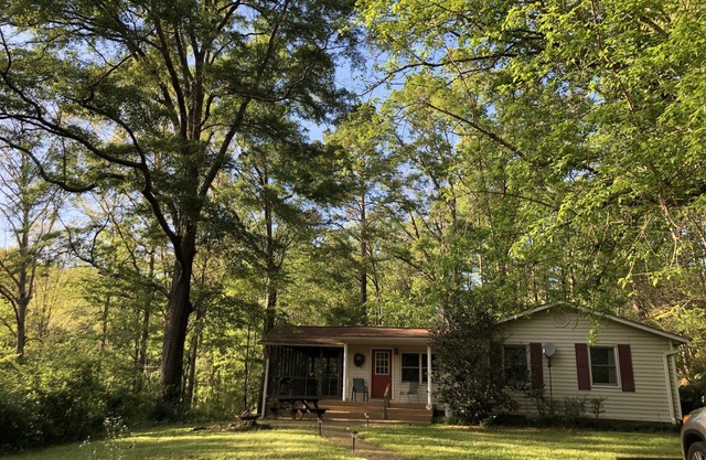 A remote country cabin surrounded by Forests, Creeks, and near Cheaha & Pinhoti!