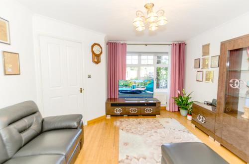 A Riverside Paradise in The City w Garden and Free Parking - A 2 Bed Home in London Sleeps 4!