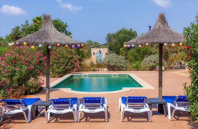 A rural idyll with communal pool – Casa Acuario