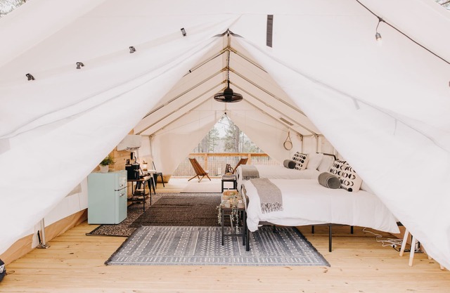 A secluded haven on 5,000 acres in NW Georgia, just 45 minutes from Atlanta and Chattanooga, and a quick 10-minute drive to downtown Rome. Explore private trails along the Etowah river, bask in wildlife, and gaze at mesmerizing stars. Your perfect es