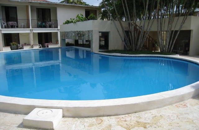 A short walk to shop and beach, lovely Ground-floor condo with pool