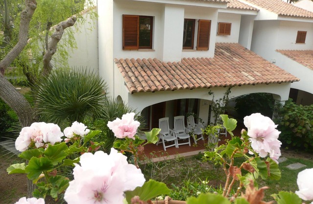 A spacious, attractive 2 bed villa with pool, smart TV, wifi and aircon