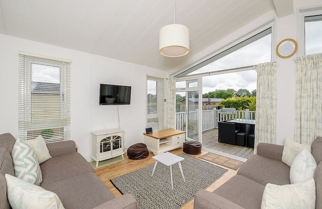 A spacious lodge with one master double with en suite shower room.