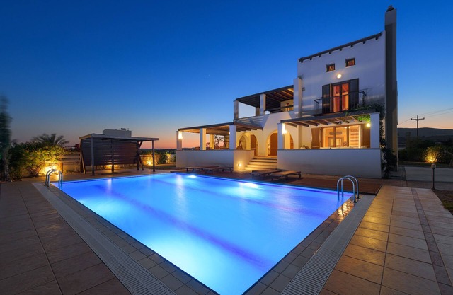 A spacious, tastefully designed, modern villa (Hellenic Tourist Org registered)