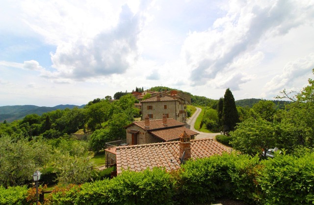 A very old small stone hamlet set in a panoramic position a few km from the city of Arezzo. Endowed