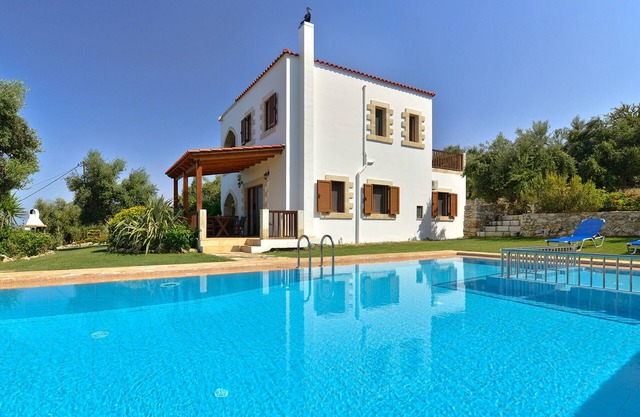 A Villa With Wonderful View Of Kournas Lake, Georgioupolis And The Sea