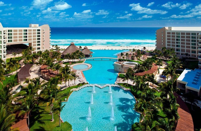 A week-long beachfront vacation at the Westin Lagunamar Cancun 2BR Lock-off