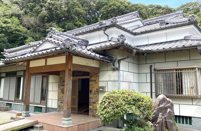 A whole old minka house in a natural setting with an open-air bath