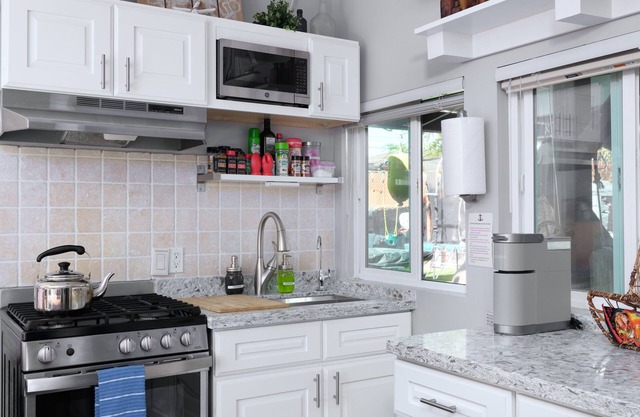 A wonderful place to stay with kids! A private studio cottage with shared yard.