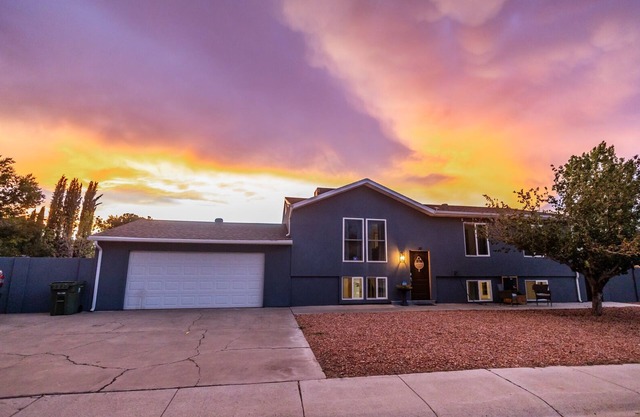 A W🌊VE From It All! Secure boat storage, huge yard, lots of outdoor games!