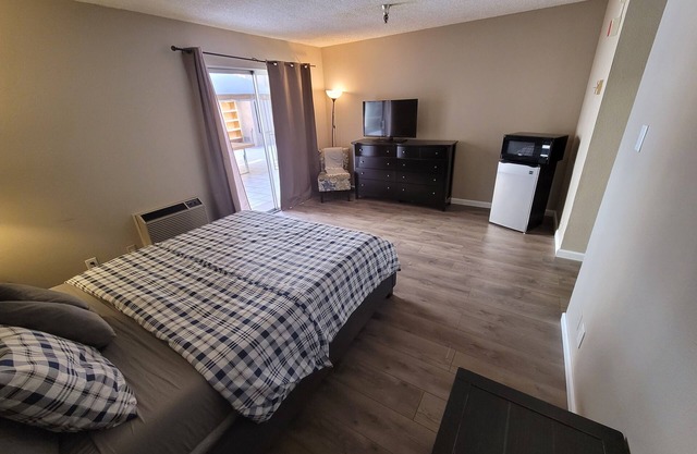 (A17) Lovely Queen Bed Hotel Style