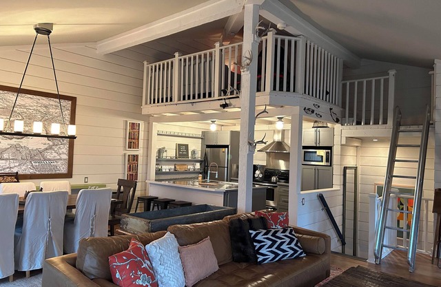 Abbey Springs two-level 3 bedroom condo