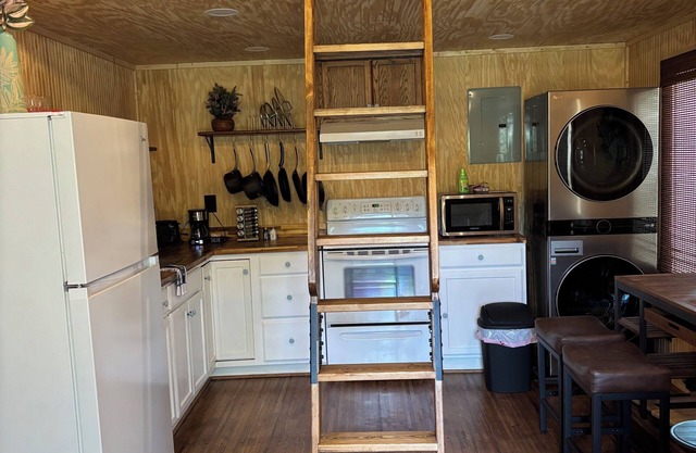 Abby's Oasis. 1 BR, 1B tiny house with extra sleeping loft