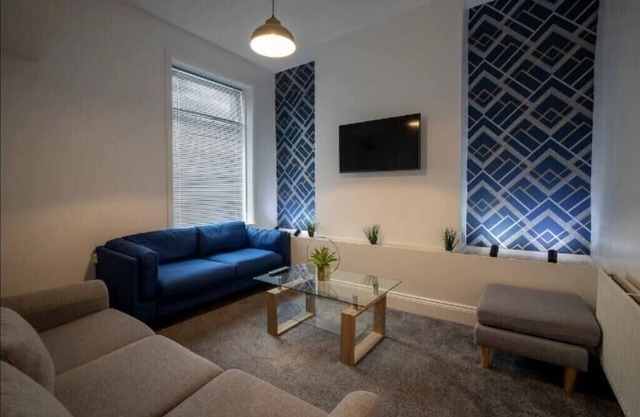 Abingdon House | 4BDR | 4 Ensuite | Workstays UK