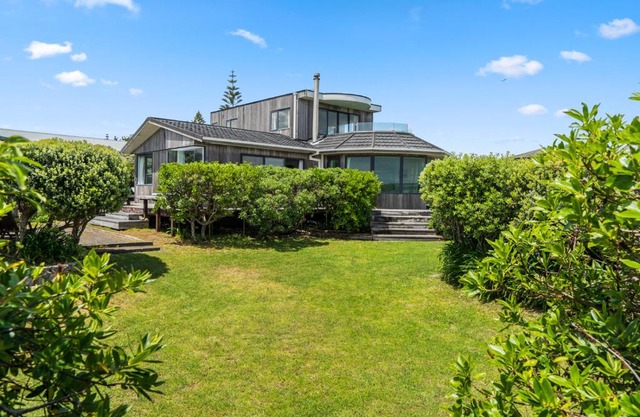 Absolute Beachfront Bliss - Waikanae Beach Home
