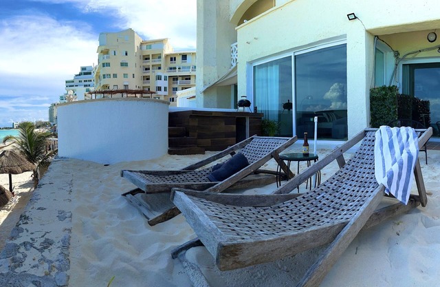 Absolutely beautiful condo: pool & private terrace. Astonishing view! Up to 6P