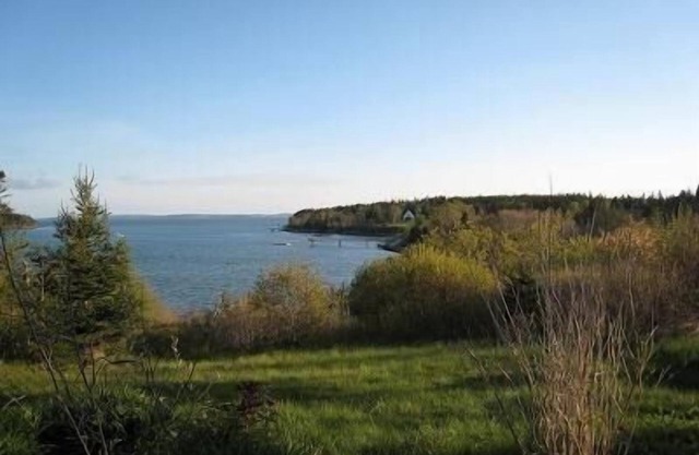 Acadia Nat'l Pk minutes away, cozy seclusion, beautiful views.