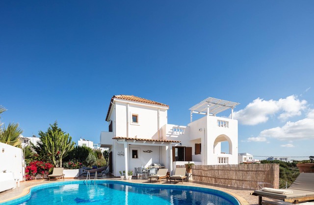 Access to a cove and nearby beaches, sea views, spacious garden!