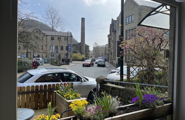 Accessible Quiet Studio in Prime Central Location with Log Burner &Private Patio