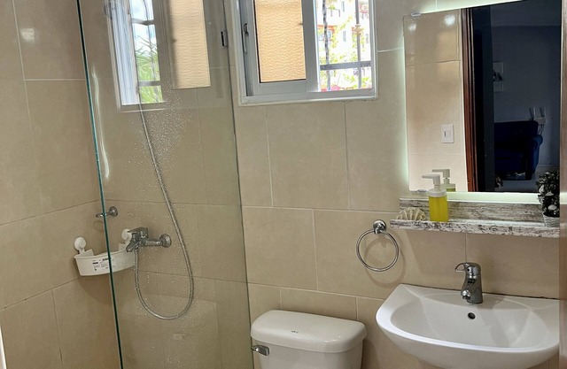 acogedor apartamento acceso directo al jardín en primera linea zona con segurida