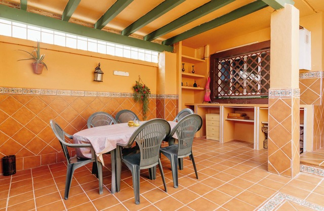 Acogedor Hogar en Cádiz con Patio y Amenidades Deportivas