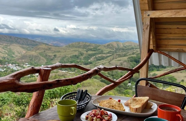 Acogedoras Cabañas, Jacuzzi, Piscina, Baño Privado y Balcón con Gran Vista