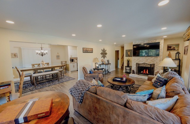 ACROSS FROM LAKE! 230 FIVE STAR REVIEWS! JACUZZI, POOL TABLE, PACMAN, EV CHARGER