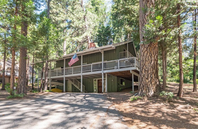 ACROSS FROM LAKEMONT PINES LAKE SLEEPS 16 W/HOT TUB, PET FRIENDLY