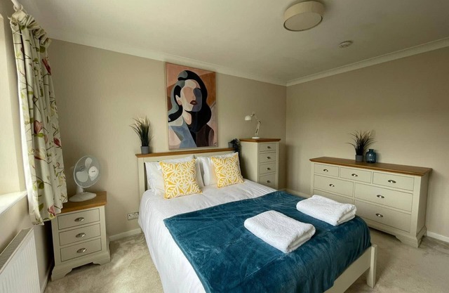 Addlestone Stylish Three Bedroom House