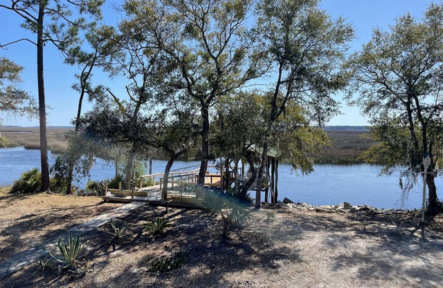 Admirals Lookout, Luxury 3 Suite waterfront home with deep water boat dock