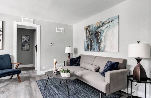 Adorable 1 Bdrm Condo On The Plaza 48