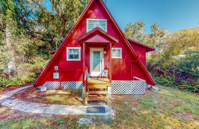 Adorable A-Frame with riverfront yard, fishing pier, & firepit