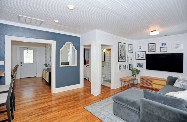 Adorable Bungalow Near City, Marina, & Tybee Beach
