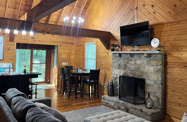 Adorable cabin located minutes from Lake Cumberland and downtown Somerset!