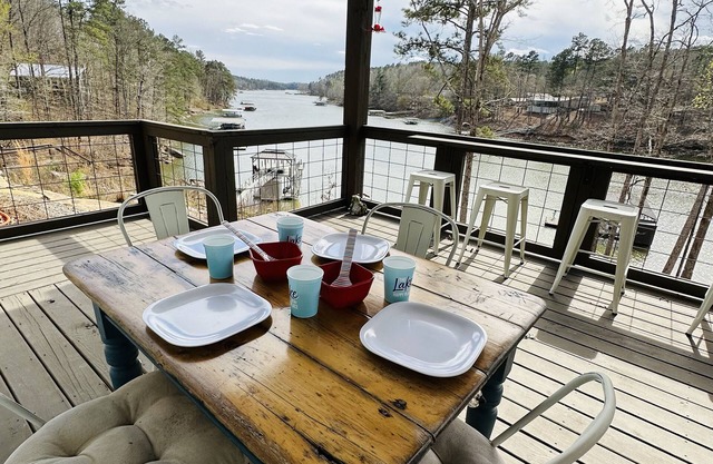 Adorable Cabin on Smith Lake in AL. Beautiful views and comfy living for you!