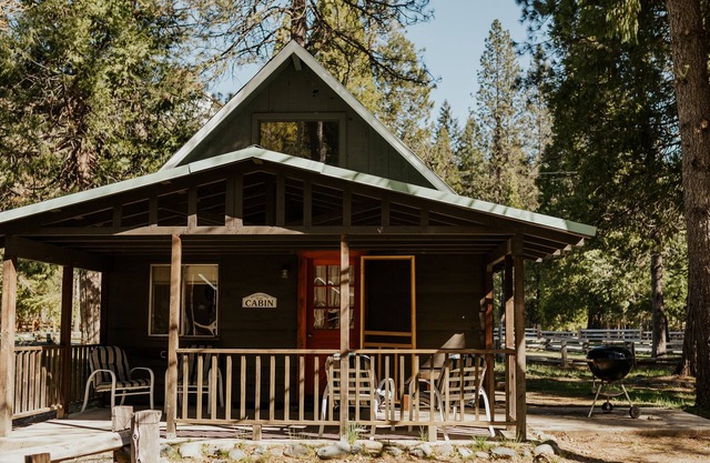 Adorable Cedar Cabin located on Coffee Creek in Trinity Alps