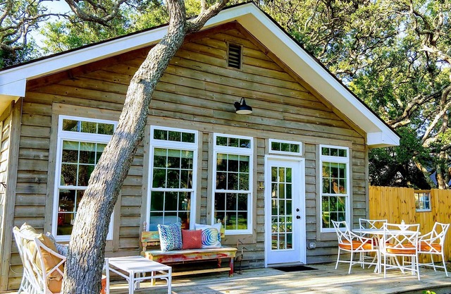 Adorable Cottage By the Sea - Ocean View - 1/2 Block Walk to Beach - Fenced Yard