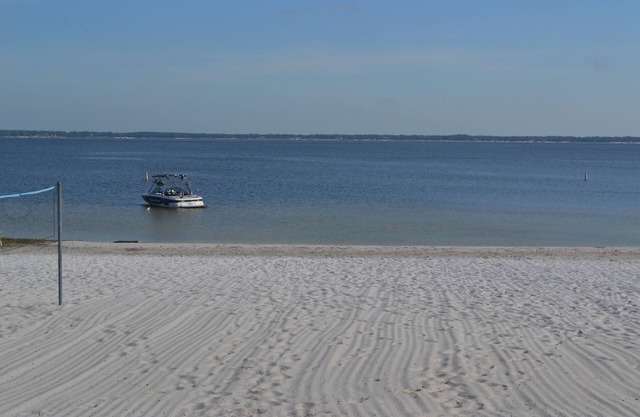 Adorable cottage on white sand beach, only 10 minutes to The Villages
