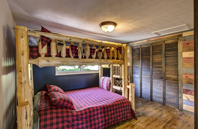 Adorable Cottage with lake view.