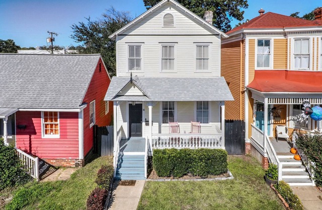 Adorable Historic Home w/Hot Tub! in Starland District By Downtown Savannah