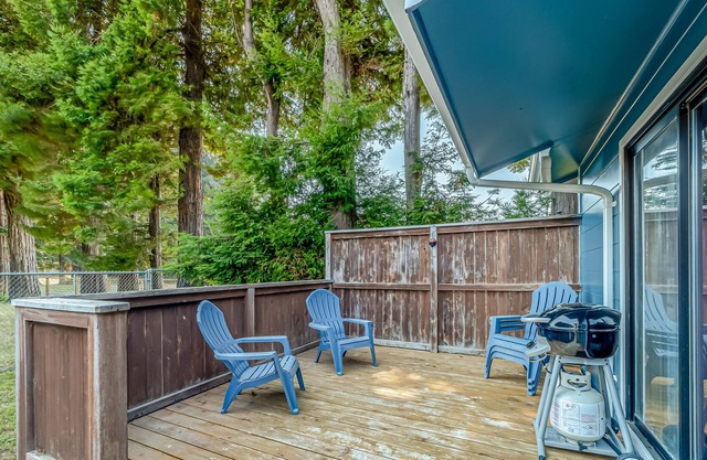 Adorable home near the coast with fast WiFi, fireplace, & full kitchen